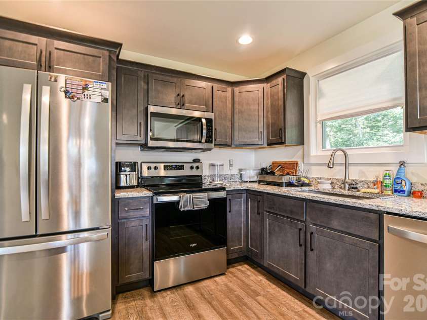 33 Ben Lippen Road, Asheville, NC 28806.  MLS# CAR4409577, YatesRealty ID 43027. Kithchen