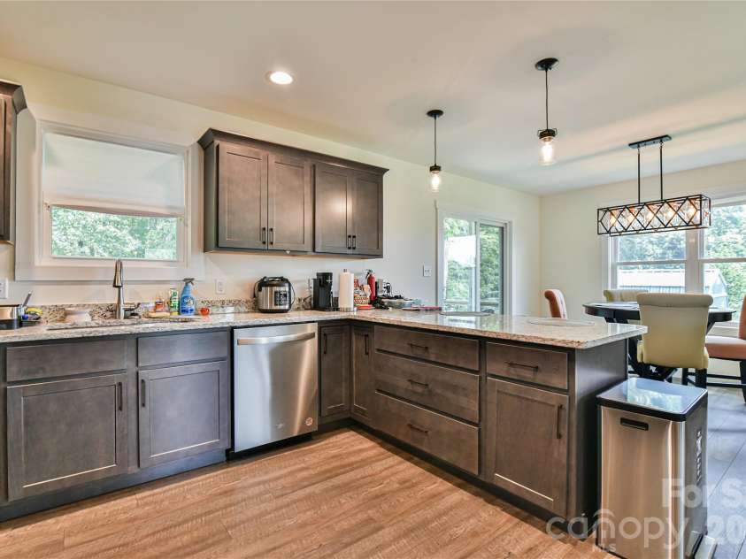33 Ben Lippen Road, Asheville, NC 28806.  MLS# CAR4409577, YatesRealty ID 43027. Kithchen