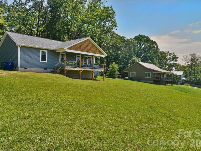 33 Ben Lippen Road, Asheville, NC 28806.  MLS# CAR4409577, YatesRealty ID 43027. Large front yard