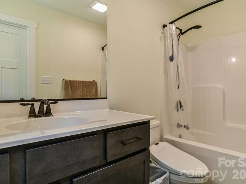 33 Ben Lippen Road, Asheville, NC 28806.  MLS# CAR4409577, YatesRealty ID 43027. Primary Bathroom