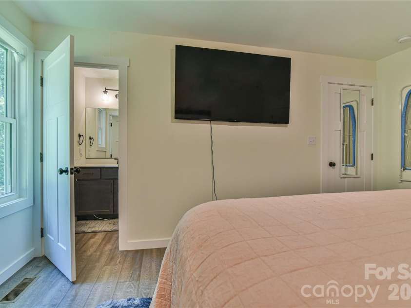 33 Ben Lippen Road, Asheville, NC 28806.  MLS# CAR4409577, YatesRealty ID 43027. Primary Bedroom