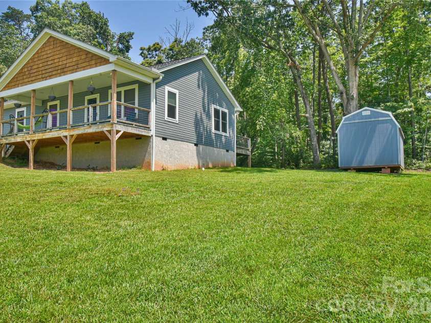 33 Ben Lippen Road, Asheville, NC 28806.  MLS# CAR4409577, YatesRealty ID 43027. Side Yard