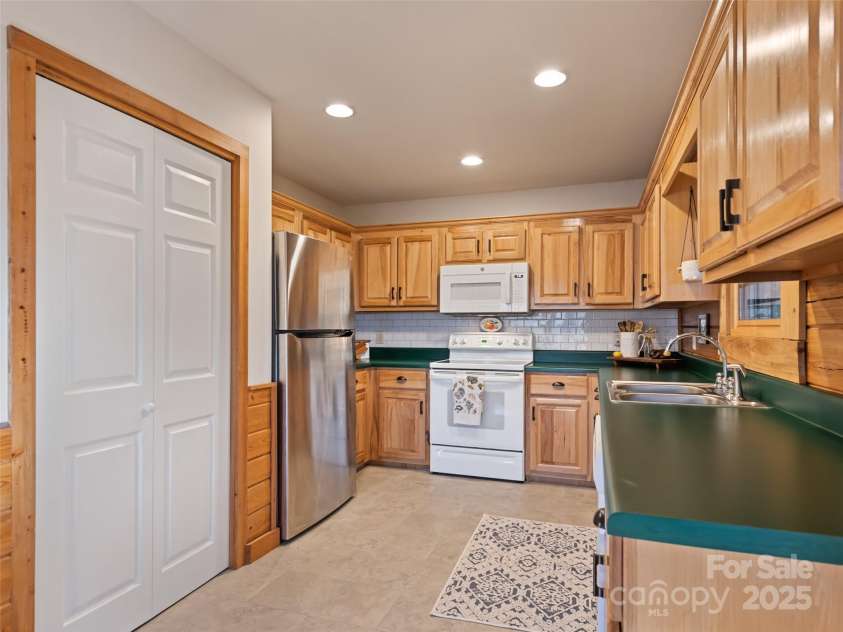 171 Sharons Bluff, Franklin, NC 28734.  MLS# CAR4329192, YatesRealty ID 4303. 