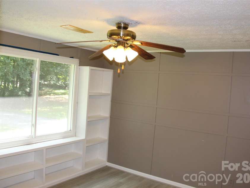 177 Hallmark Estates Drive, Statesville, NC 28625.  MLS# CAR4412322, YatesRealty ID 43033. 