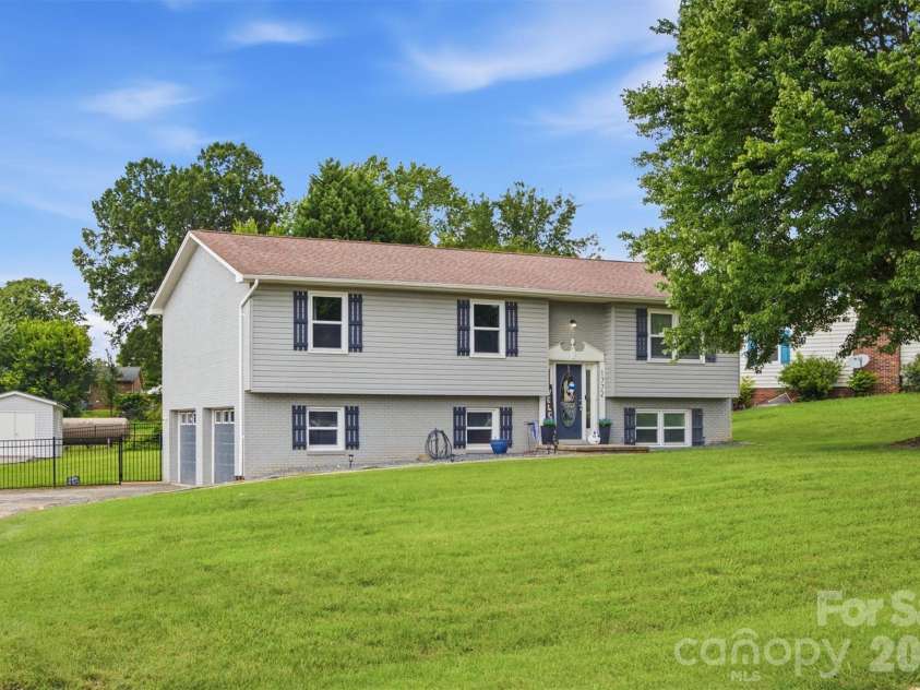 1772 Woodridge Circle, Hickory, NC 28602.  MLS# CAR4410286, YatesRealty ID 43040. 