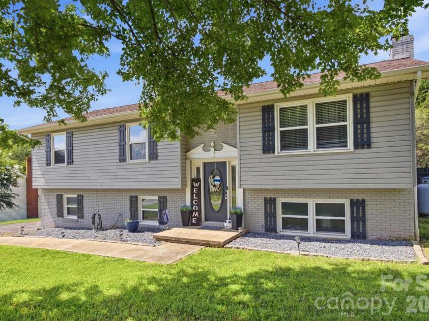 1772 Woodridge Circle, Hickory, NC 28602.  MLS# CAR4410286, YatesRealty ID 43040. 