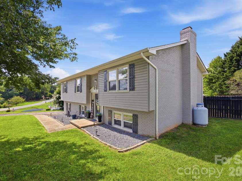 1772 Woodridge Circle, Hickory, NC 28602.  MLS# CAR4410286, YatesRealty ID 43040. 