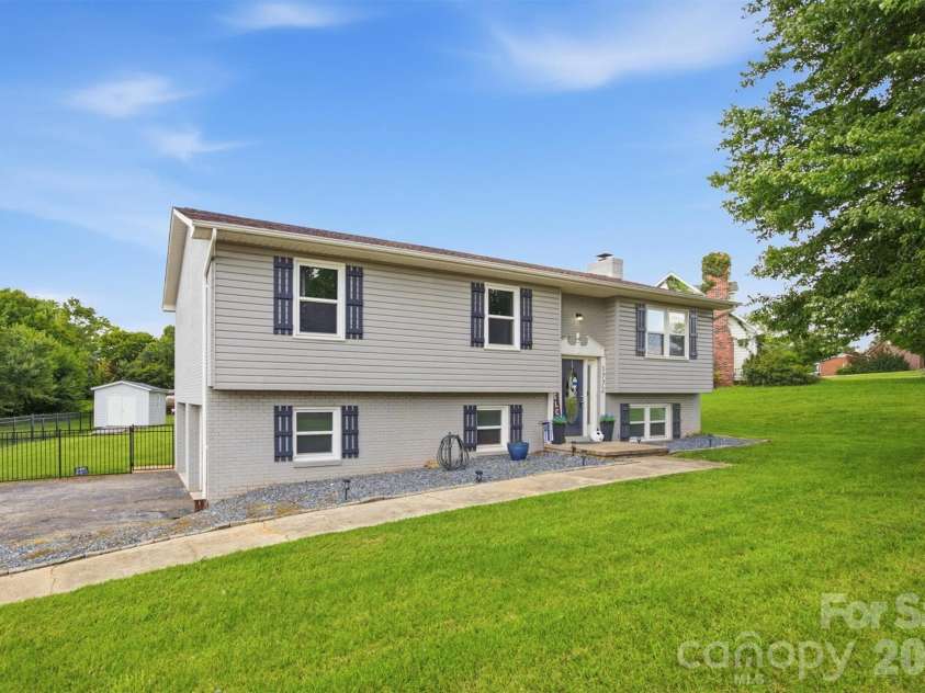 1772 Woodridge Circle, Hickory, NC 28602.  MLS# CAR4410286, YatesRealty ID 43040. 