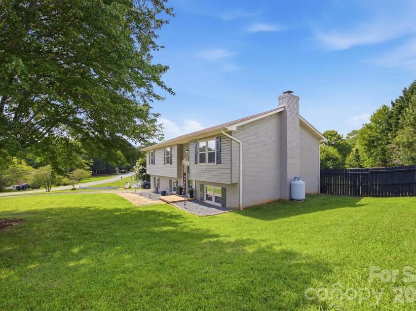 1772 Woodridge Circle, Hickory, NC 28602.  MLS# CAR4410286, YatesRealty ID 43040. 
