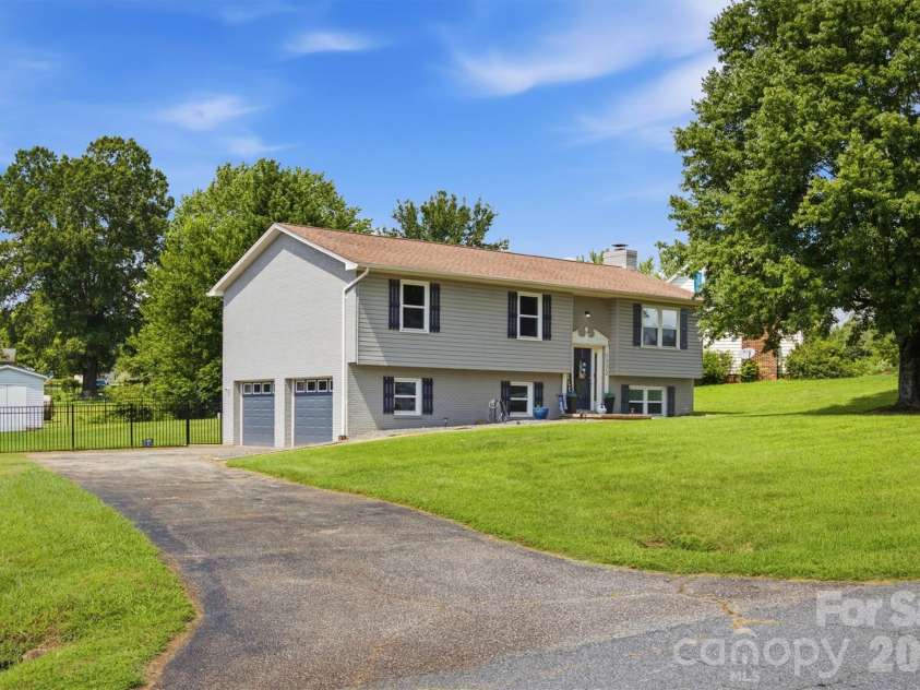 1772 Woodridge Circle, Hickory, NC 28602.  MLS# CAR4410286, YatesRealty ID 43040. 