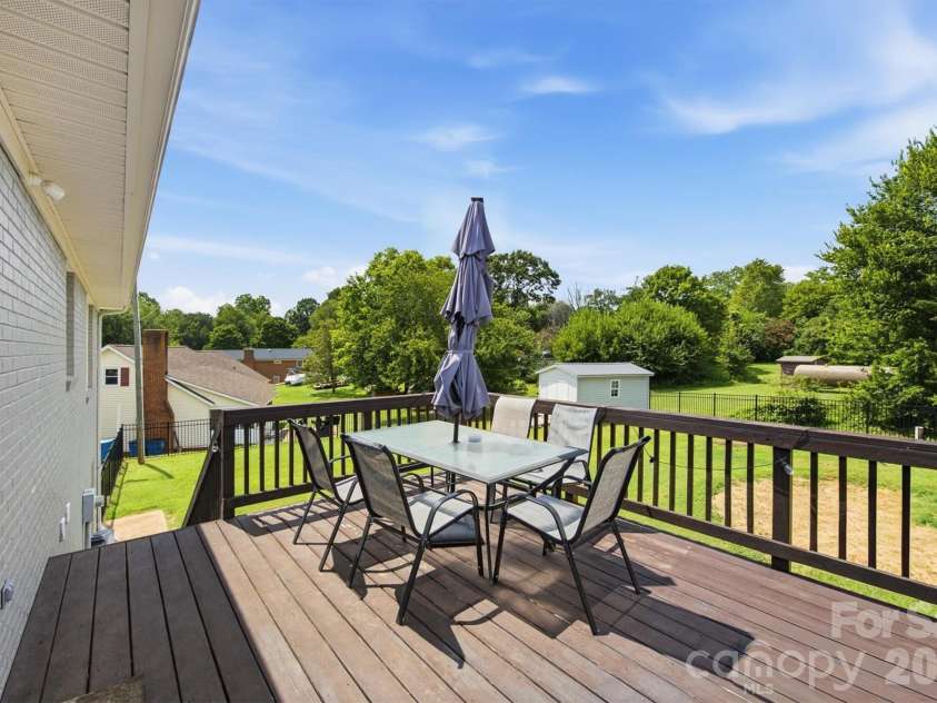 1772 Woodridge Circle, Hickory, NC 28602.  MLS# CAR4410286, YatesRealty ID 43040. 