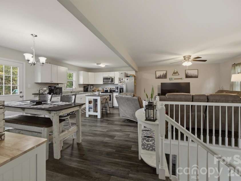 1772 Woodridge Circle, Hickory, NC 28602.  MLS# CAR4410286, YatesRealty ID 43040. 