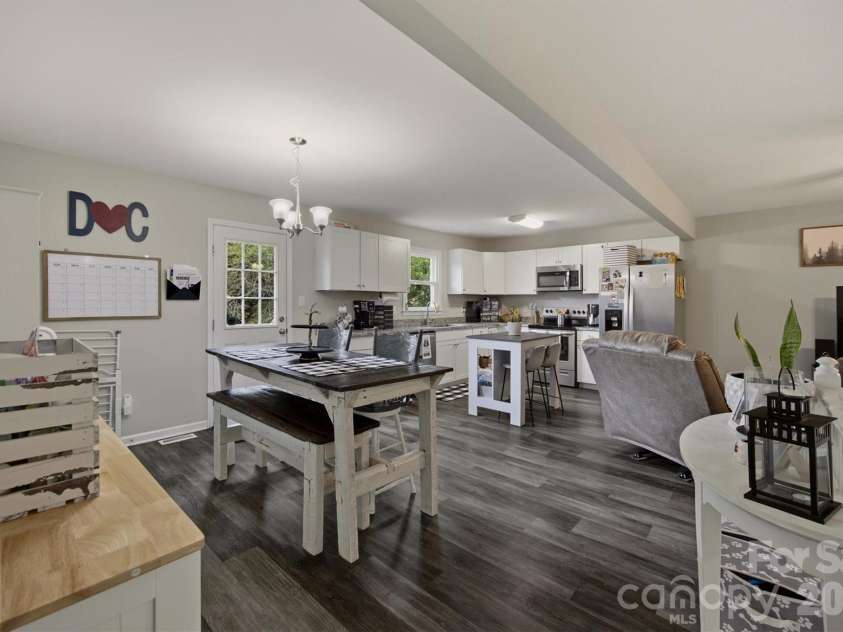 1772 Woodridge Circle, Hickory, NC 28602.  MLS# CAR4410286, YatesRealty ID 43040. 