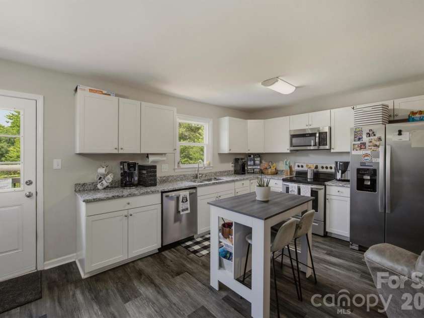 1772 Woodridge Circle, Hickory, NC 28602.  MLS# CAR4410286, YatesRealty ID 43040. 