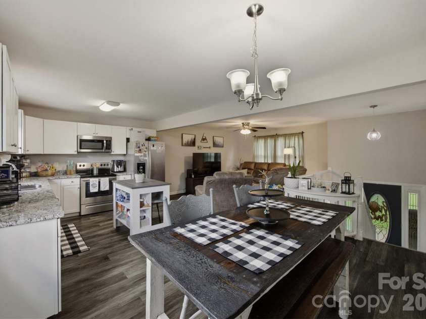 1772 Woodridge Circle, Hickory, NC 28602.  MLS# CAR4410286, YatesRealty ID 43040. 