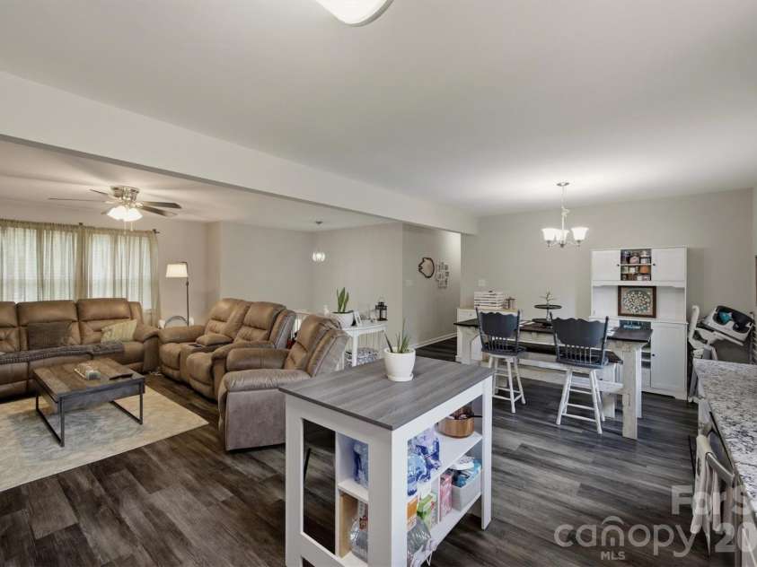 1772 Woodridge Circle, Hickory, NC 28602.  MLS# CAR4410286, YatesRealty ID 43040. 