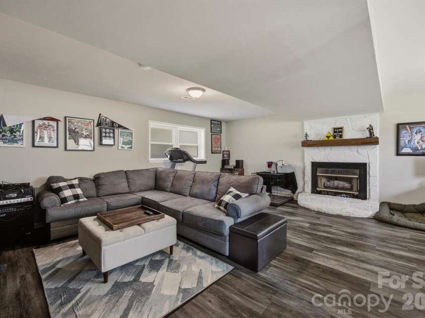 1772 Woodridge Circle, Hickory, NC 28602.  MLS# CAR4410286, YatesRealty ID 43040. 