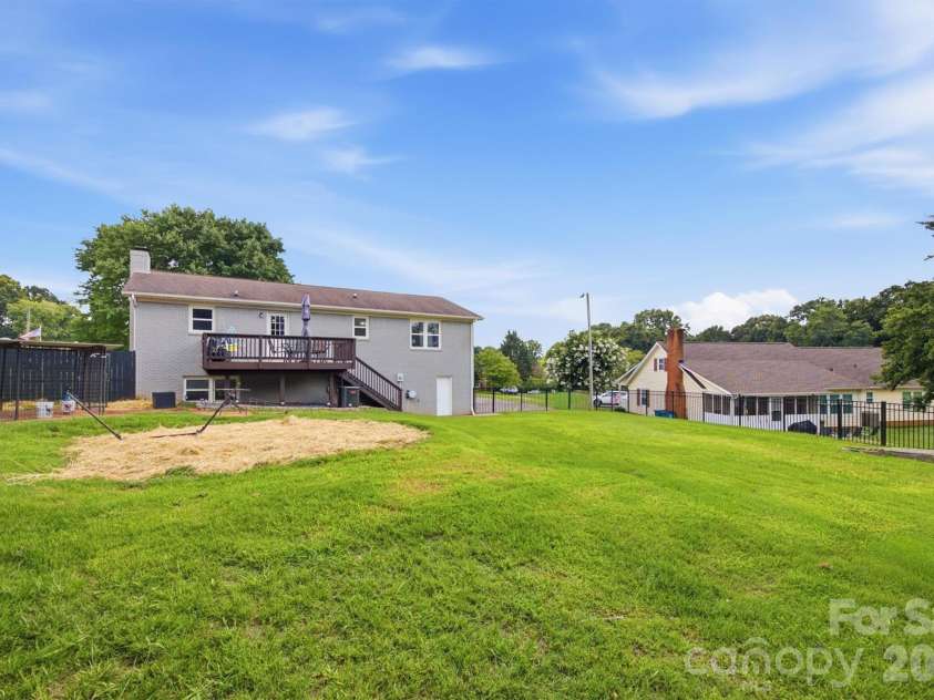 1772 Woodridge Circle, Hickory, NC 28602.  MLS# CAR4410286, YatesRealty ID 43040. 