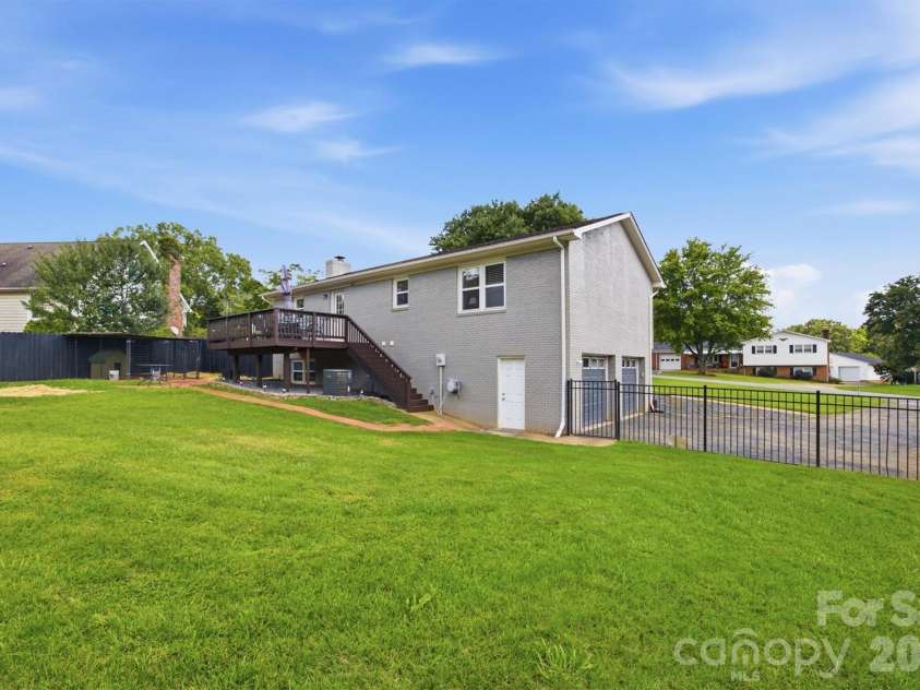 1772 Woodridge Circle, Hickory, NC 28602.  MLS# CAR4410286, YatesRealty ID 43040. 