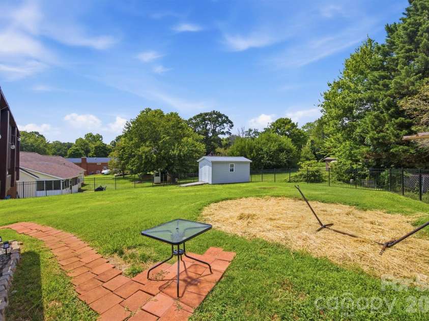 1772 Woodridge Circle, Hickory, NC 28602.  MLS# CAR4410286, YatesRealty ID 43040. 