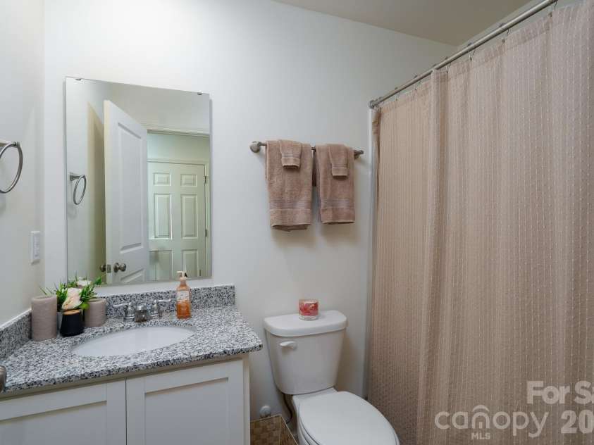 417 Sundial Drive, Lexington, NC 27295.  MLS# CAR4408044, YatesRealty ID 43042. Main level bath