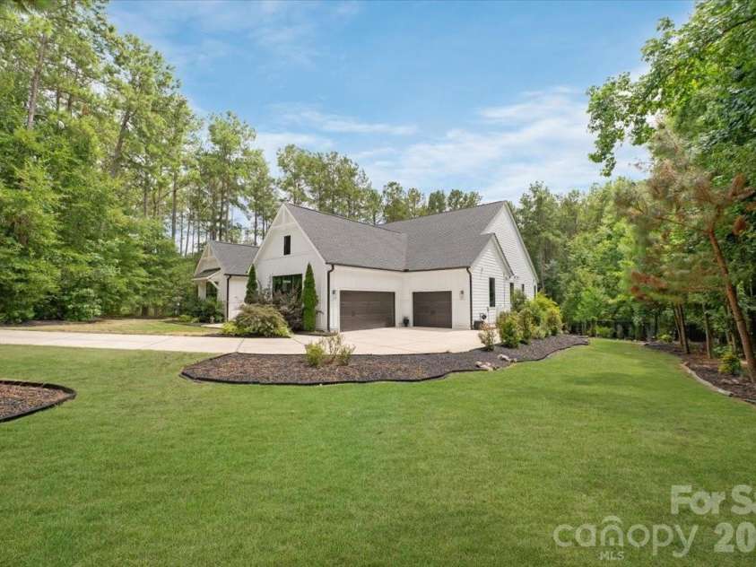 6321 Chimney Bluff Road, Lancaster, SC 29720.  MLS# CAR4407878, YatesRealty ID 43044. Driveway