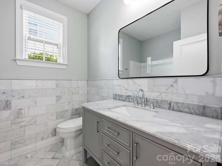 127 Tomahawk Drive, Mooresville, NC 28117.  MLS# CAR4408280, YatesRealty ID 43045. Full Guest Bath on Main Level
