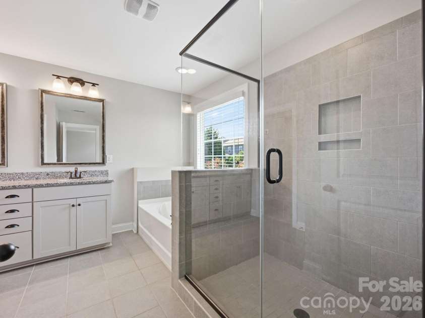 127 Tomahawk Drive, Mooresville, NC 28117.  MLS# CAR4408280, YatesRealty ID 43045. Primary Bath