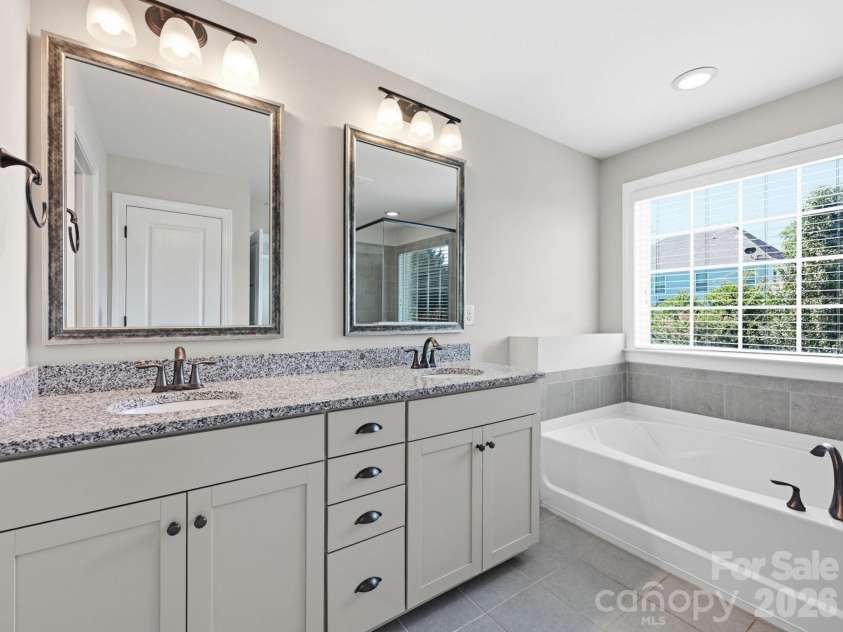 127 Tomahawk Drive, Mooresville, NC 28117.  MLS# CAR4408280, YatesRealty ID 43045. Primary Bath