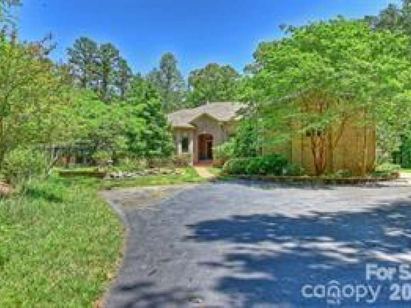 8680 Hills Dell Drive, Concord, NC 28027.  MLS# CAR4409457, YatesRealty ID 43050. 
