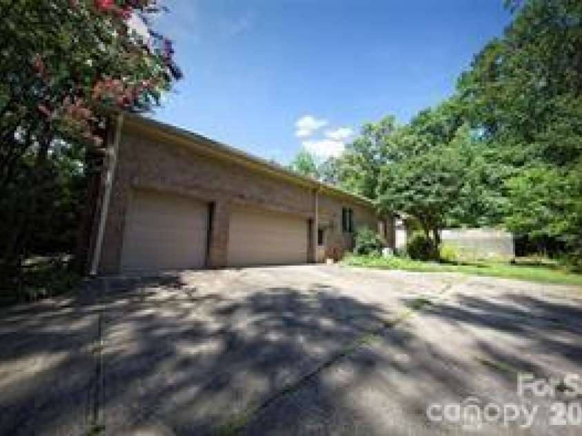 8680 Hills Dell Drive, Concord, NC 28027.  MLS# CAR4409457, YatesRealty ID 43050. 