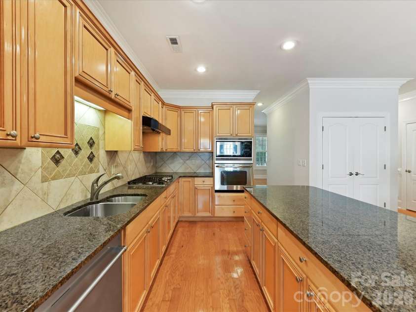 439 O'Henry Avenue, Davidson, NC 28036.  MLS# CAR4409491, YatesRealty ID 43051. Expansive, Upgraded Kitchen features granite counters, center island, stainless steel appliances, gas cook top, tile back splash, breakfast area, ample cabinetry & pantry for plenty of storage.