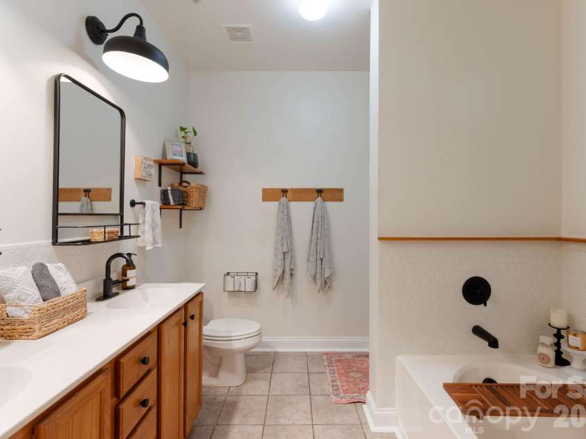 21622 Aftonshire Drive, Cornelius, NC 28031.  MLS# CAR4410246, YatesRealty ID 43052. Primary Bath