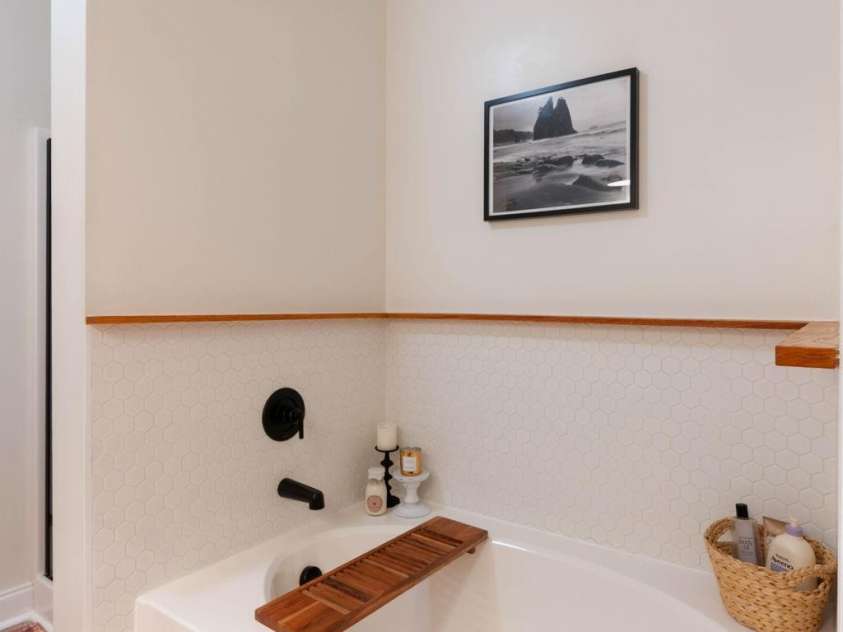 21622 Aftonshire Drive, Cornelius, NC 28031.  MLS# CAR4410246, YatesRealty ID 43052. Primary Bath