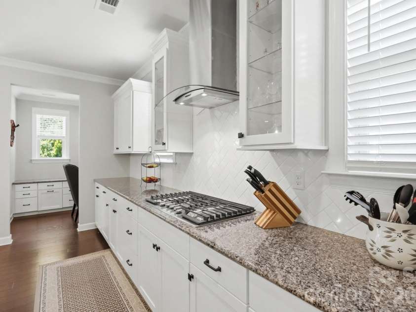 561 Sandbar Point, Clover, SC 29710.  MLS# CAR4412646, YatesRealty ID 43053. Gas Cooktop