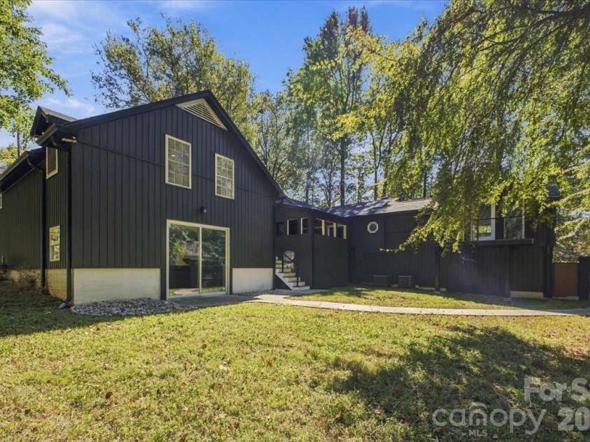 3301 Archdale Drive, Charlotte, NC 28210.  MLS# CAR4429085, YatesRealty ID 4306. Expansive backyard