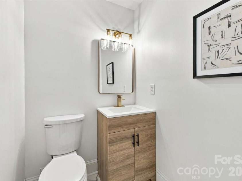 3301 Archdale Drive, Charlotte, NC 28210.  MLS# CAR4429085, YatesRealty ID 4306. Guest 1/2 bath