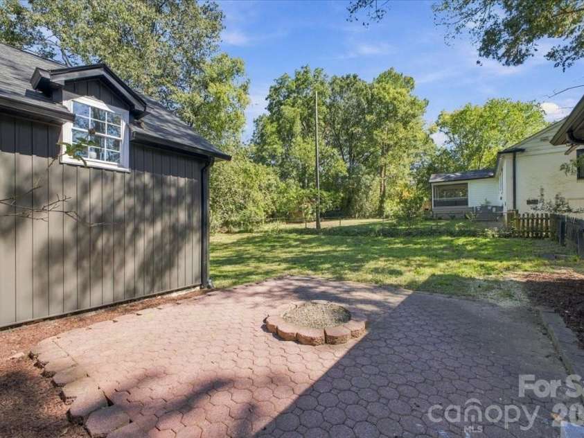3301 Archdale Drive, Charlotte, NC 28210.  MLS# CAR4429085, YatesRealty ID 4306. Outdoor patio and firepit
