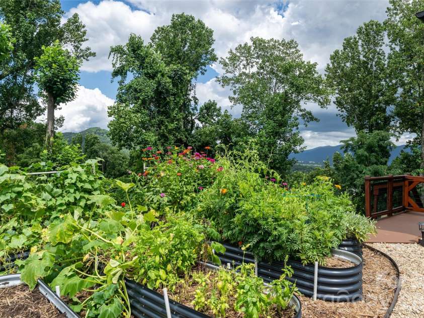 322 Windswept Drive, Asheville, NC 28801.  MLS# CAR4408960, YatesRealty ID 43065. 