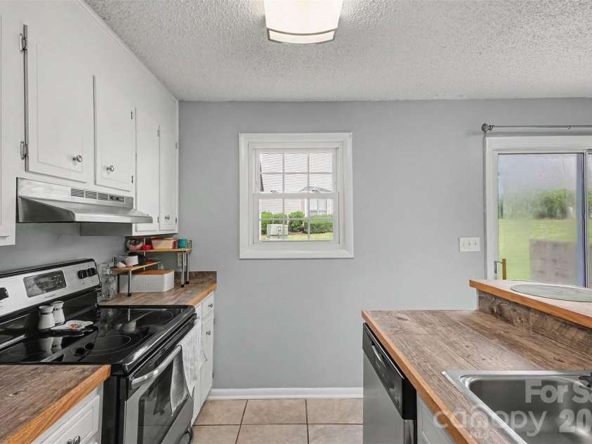 979 Surry Lane, Gastonia, NC 28054.  MLS# CAR4409128, YatesRealty ID 43066. 