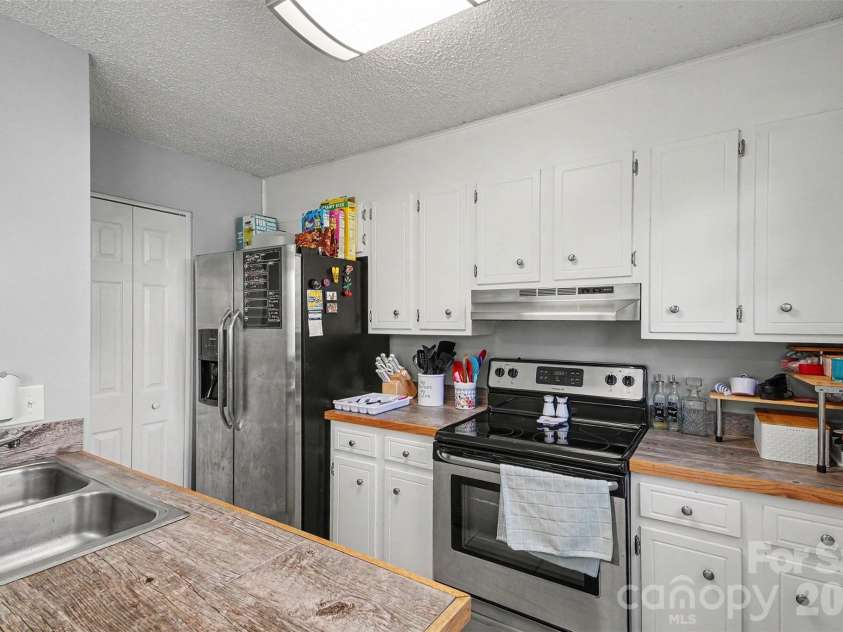 979 Surry Lane, Gastonia, NC 28054.  MLS# CAR4409128, YatesRealty ID 43066. 