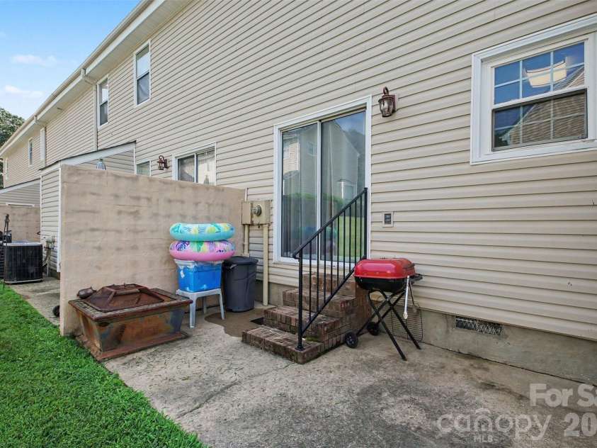 979 Surry Lane, Gastonia, NC 28054.  MLS# CAR4409128, YatesRealty ID 43066. 