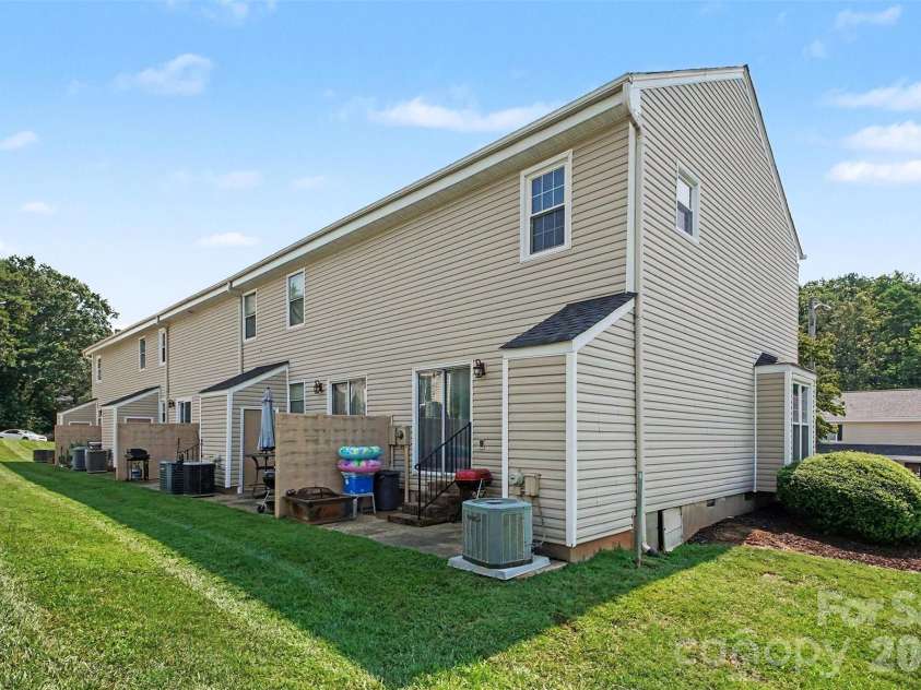 979 Surry Lane, Gastonia, NC 28054.  MLS# CAR4409128, YatesRealty ID 43066. 