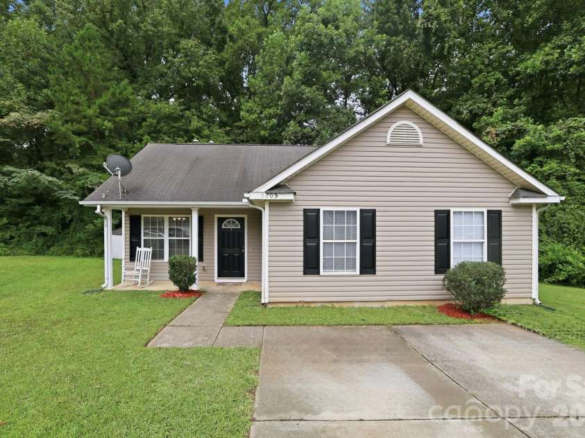 5205 Windy Valley Drive, Charlotte, NC 28208.  MLS# CAR4411900, YatesRealty ID 43067. 