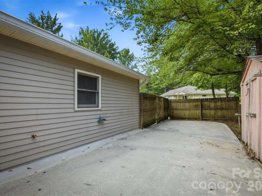 1806 Kyle Court, Lenoir, NC 28645.  MLS# CAR4397713, YatesRealty ID 43068. 