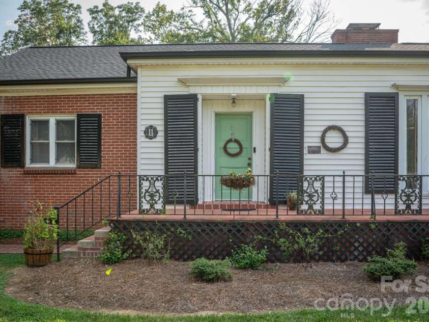 11 Kings Mountain Street, York, SC 29745.  MLS# CAR4408114, YatesRealty ID 43069. 