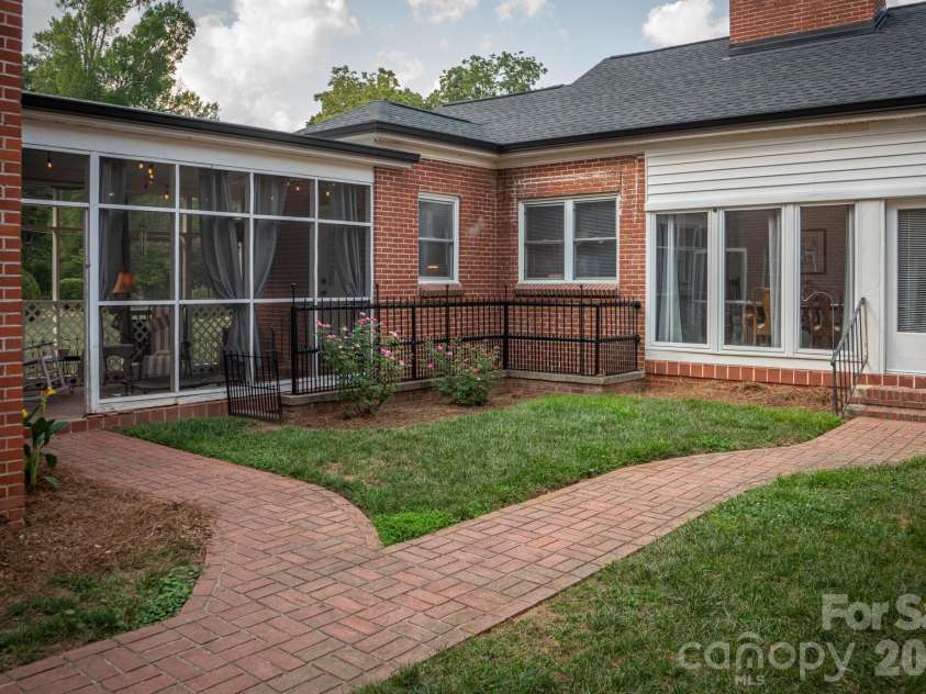 11 Kings Mountain Street, York, SC 29745.  MLS# CAR4408114, YatesRealty ID 43069. 