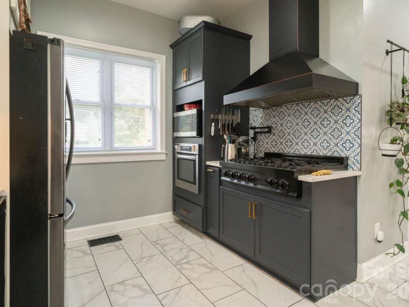 11 Kings Mountain Street, York, SC 29745.  MLS# CAR4408114, YatesRealty ID 43069. 