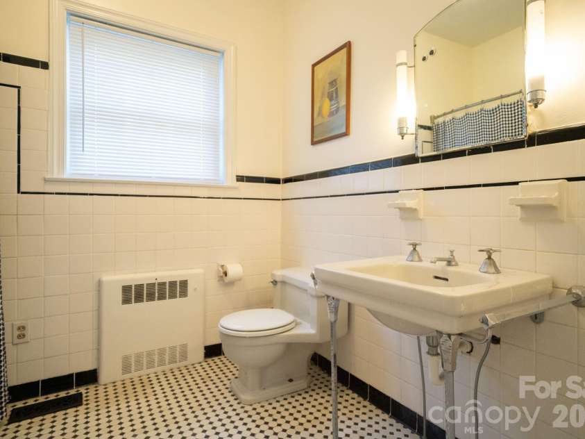 11 Kings Mountain Street, York, SC 29745.  MLS# CAR4408114, YatesRealty ID 43069. 