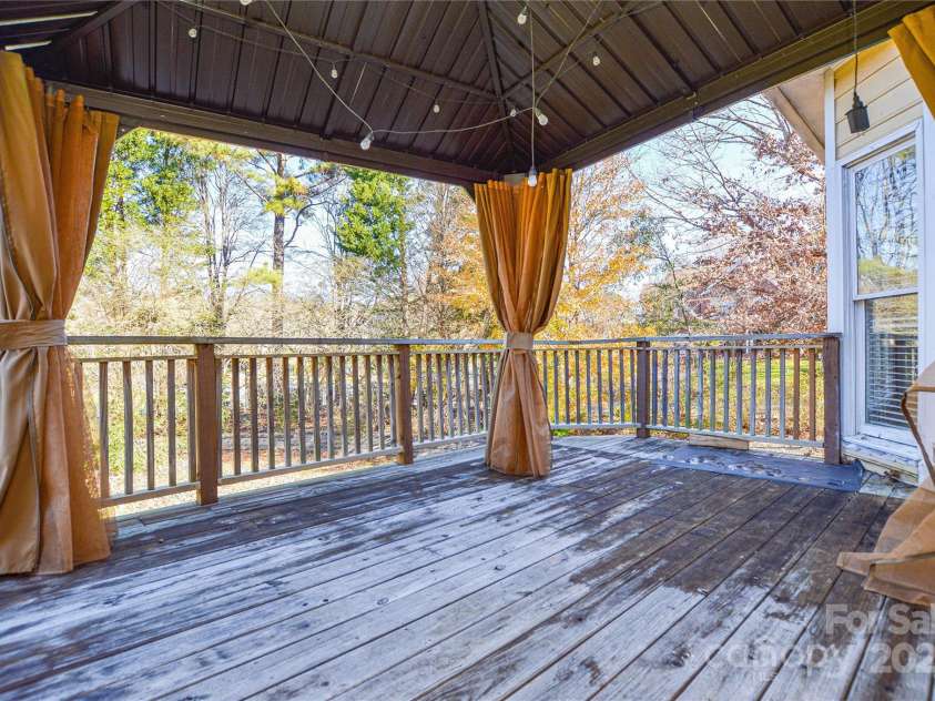 5839 Painted Fern Court, Charlotte, NC 28269.  MLS# CAR4204621, YatesRealty ID 4307. Main Floor Deck off Kitchen